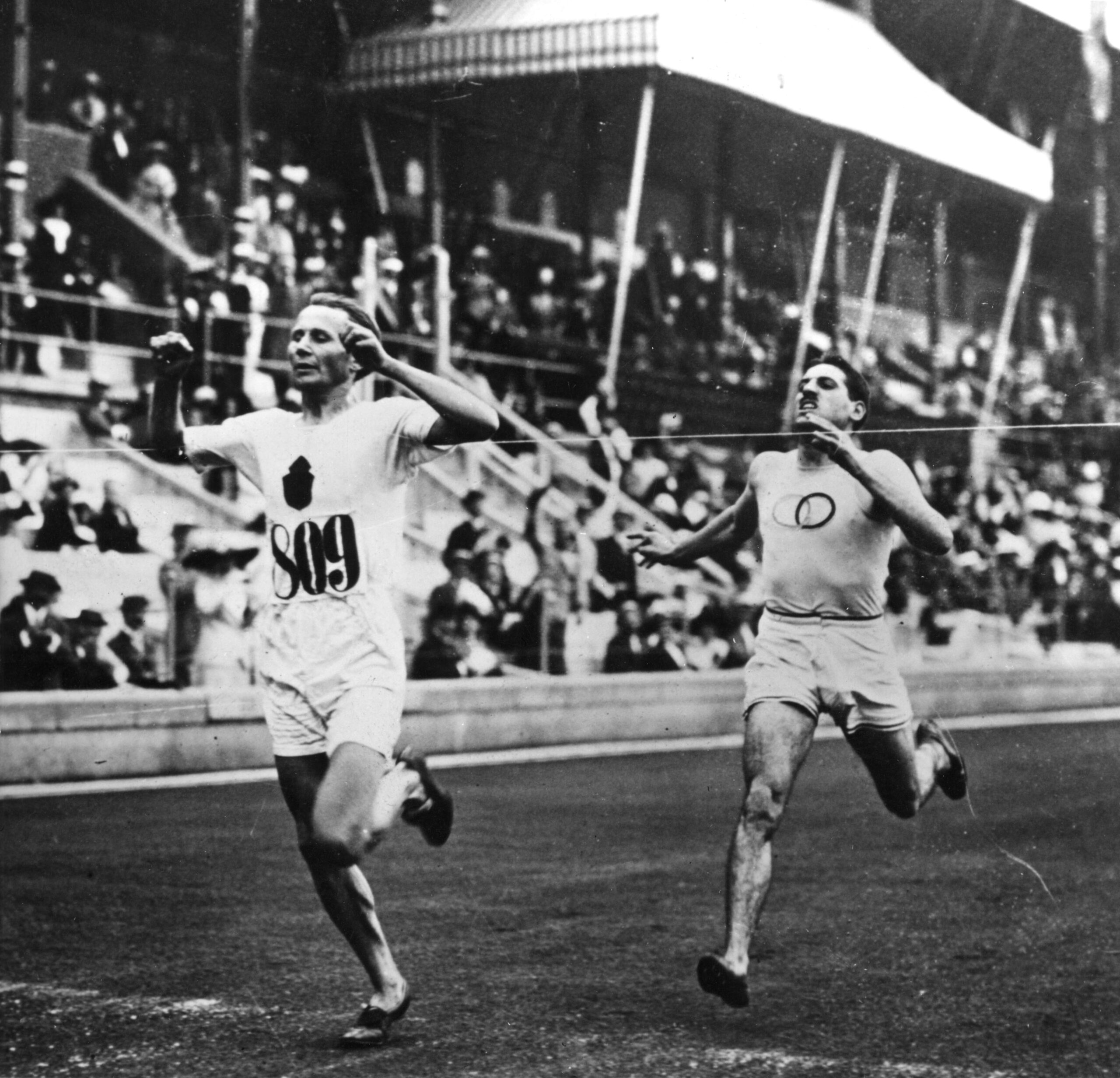 Hannes Kolehmainen voittaa 5000 metrin olympiakultaa Tukholmassa 1912.