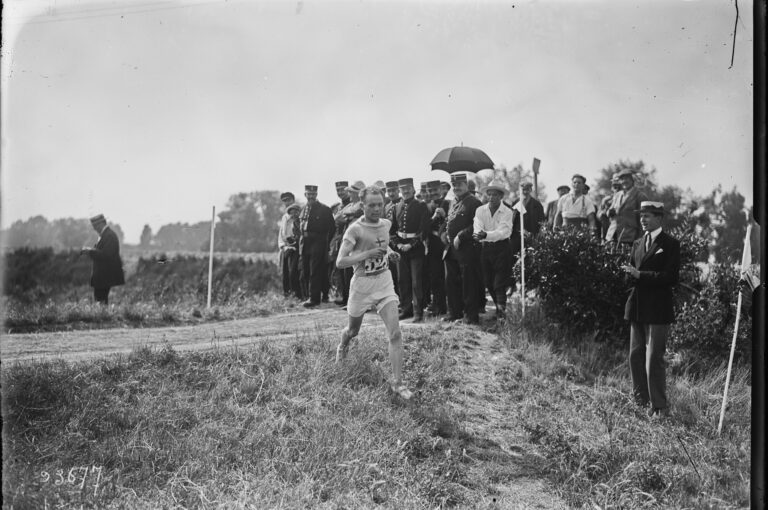 Paavo Nurmi Pariisin olympiakisojen maastojuoksussa 1924, kuvalähde Gallica.fr