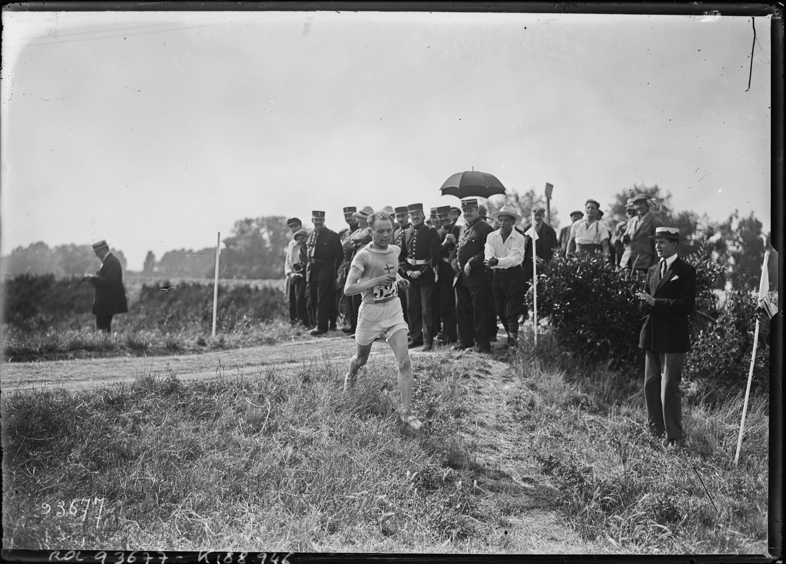 Paavo Nurmi Pariisin olympiakisojen maastojuoksussa 1924, kuvalähde Gallica.fr
