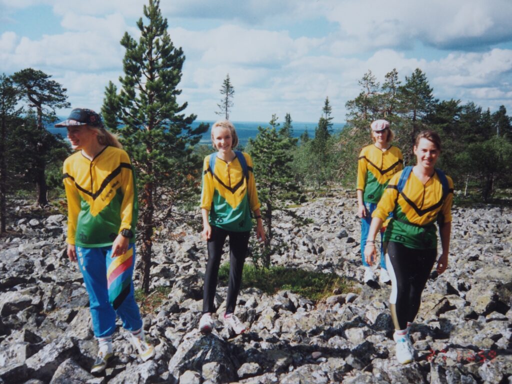 Eurajoen Veikkojen suunnistajanaiset kävelevät rakkakivikossa Lapin leirillä.