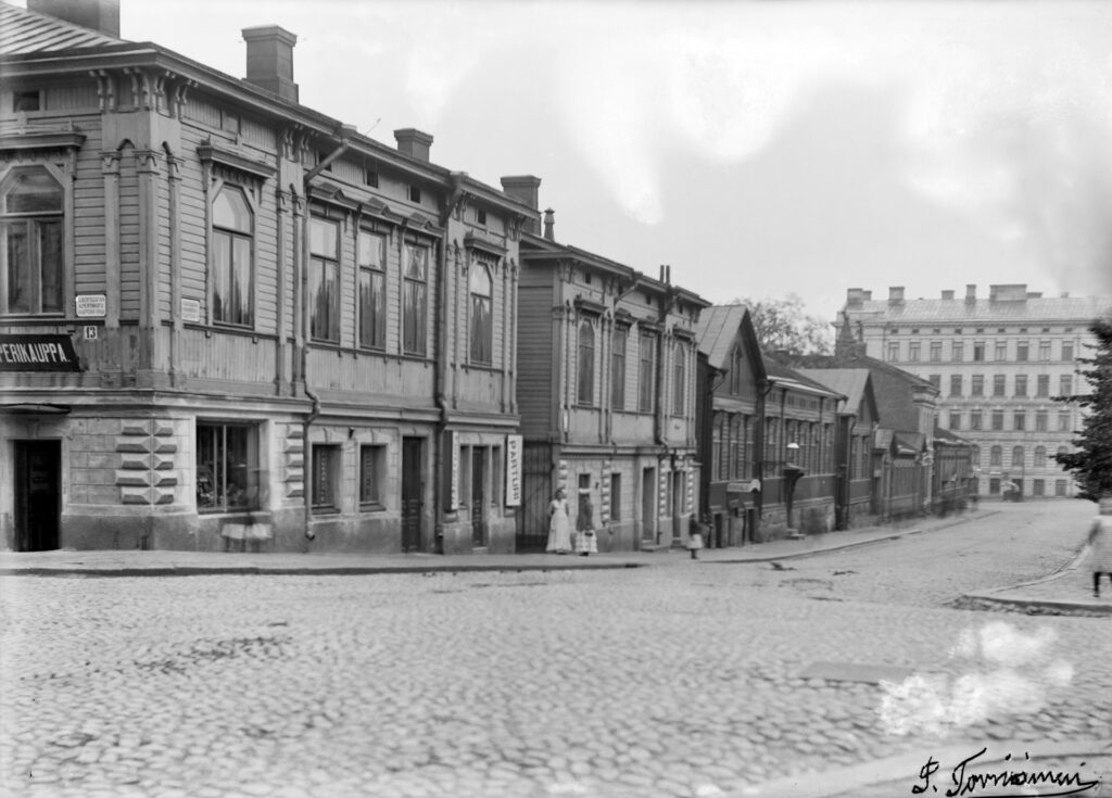 Punavuorenkadun ja Albertinkadun risteys 1900-luvun alussa. Kuva P. Torniainen Helsingin Kaupunginmuseo.