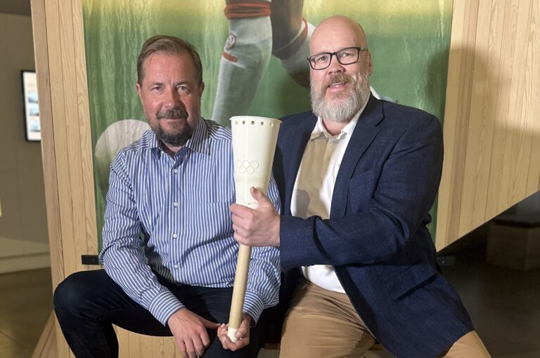 Jukka-Pekka Vuori ja Matti Hintikka kannattelevat Helsingin olympiakisojen soihtukopiota TAHDON päänäyttelyssä.