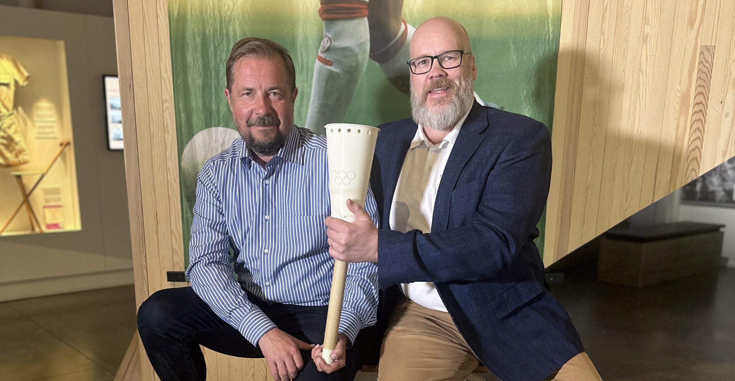 Jukka-Pekka Vuori ja Matti Hintikka kannattelevat Helsingin olympiakisojen soihtukopiota TAHDON päänäyttelyssä.